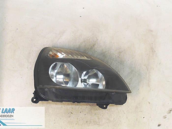 Reflektor prawy z Renault Clio II (BB/CB) 1.4 16V 2001