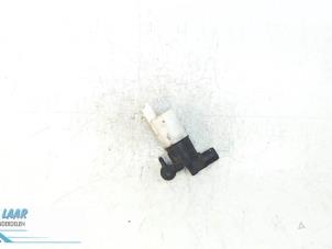 Usados Bomba de limpiaparabrisas delante Renault Trafic New (FL) 1.9 dCi 100 16V Precio € 15,00 Norma de margen ofrecido por Autodemontage van de Laar