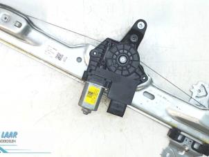 Używane Mechanizm szyby lewej przedniej wersja 4-drzwiowa Renault Kadjar (RFEH) 1.5 Blue dCi Cena € 75,00 Procedura marży oferowane przez Autodemontage van de Laar