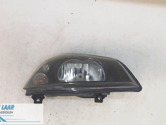 Reflektor prawy z Seat Ibiza III (6L1) 1.2 12V 2002