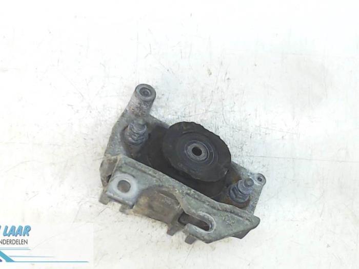Used Engine mount Renault Captur I (2R) 1.5 Energy dCi 90 FAP Price € 25,00 Margin scheme offered by Autodemontage van de Laar