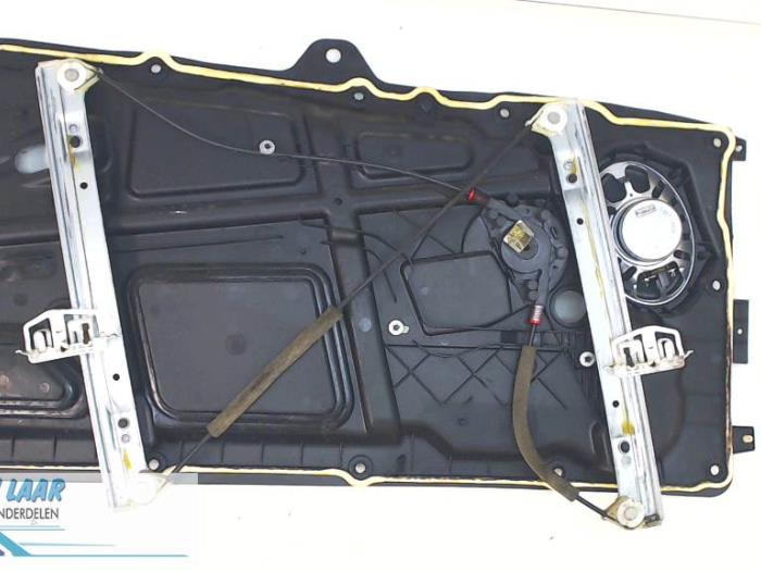 Window mechanism 2-door, front right from a Ford Fiesta 5 (JD/JH) 1.3 2007