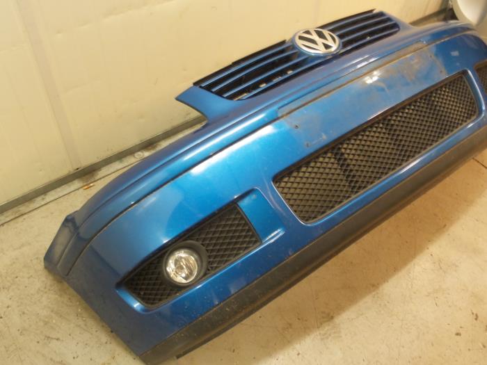 Front bumper from a Volkswagen Polo III (6N2) 1.4 16V 75 2001