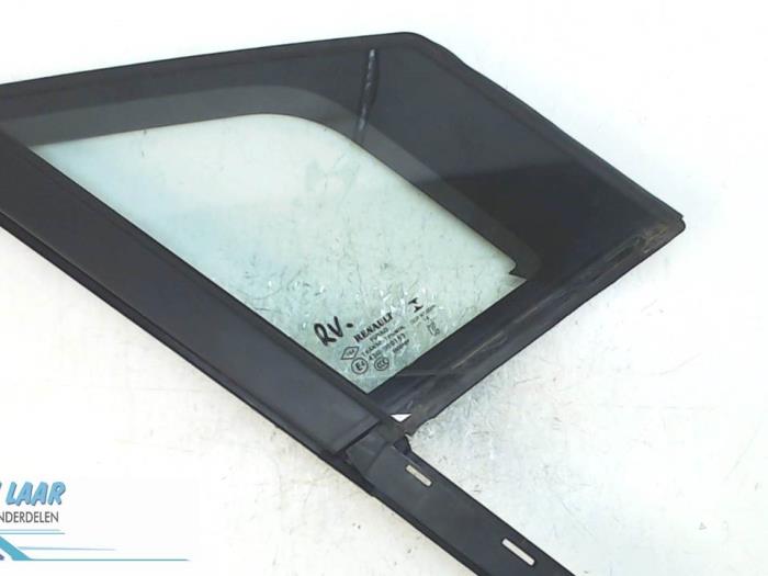 Usados Ventanilla triangular derecha delante Renault Captur I (2R) 1.5 Energy dCi 90 FAP Precio € 50,00 Norma de margen ofrecido por Autodemontage van de Laar