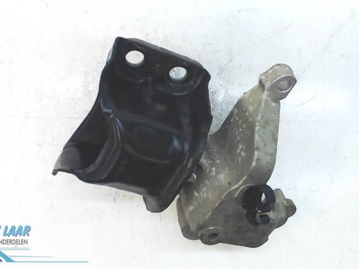 Used Engine mount Renault Twingo II (CN) 1.5 dCi 75 FAP Price on request offered by Autodemontage van de Laar