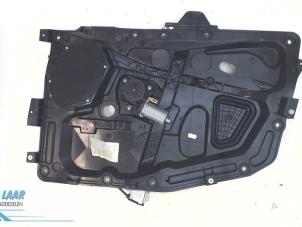 Używane Mechanizm szyby prawej przedniej wersja 4-drzwiowa Ford Fusion Cena € 35,00 Procedura marży oferowane przez Autodemontage van de Laar