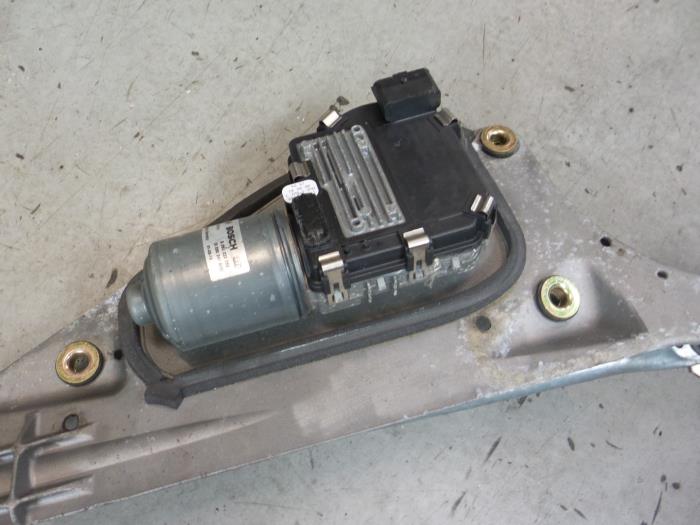 Wiper motor + mechanism from a Renault Vel Satis (BJ) 2.0 16V Turbo 2001