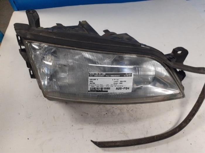 Używane Reflektor prawy Opel Vectra Cena € 40,00 Procedura marży oferowane przez Autodemontage van de Laar