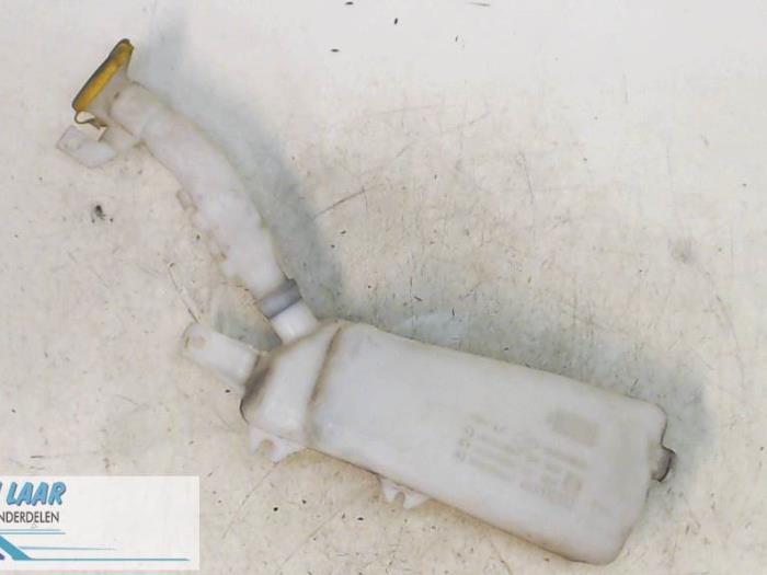 Front windscreen washer reservoir from a Renault Clio III (BR/CR) 1.2 16V 75 2007