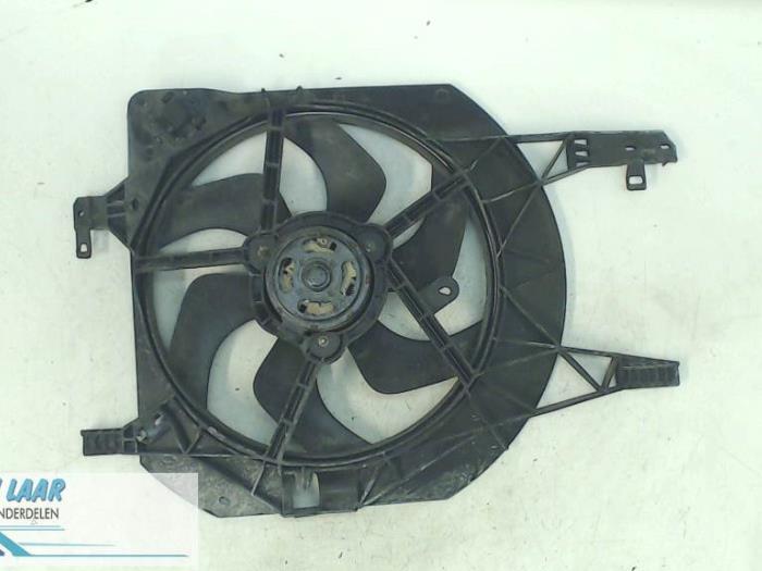Motor de aleta de refrigeración de un Opel Vivaro 1.9 DTI 16V 2006