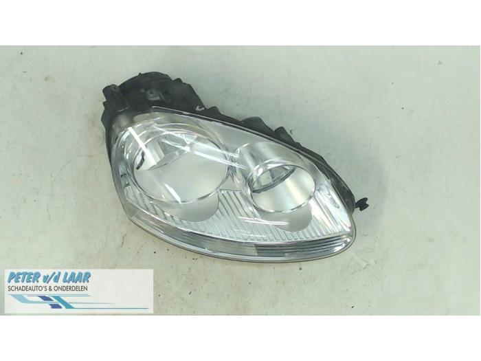 Używane Reflektor prawy Volkswagen Jetta III (1K2) 2.0 TDI 16V 140 Cena € 40,00 Procedura marży oferowane przez Autodemontage van de Laar