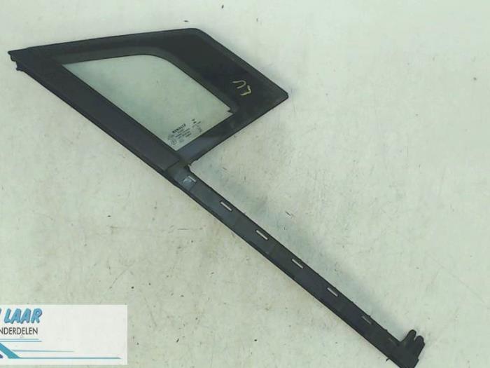 Usados Ventanilla triangular derecha delante Renault Captur I (2R) 1.5 Energy dCi 90 FAP Precio de solicitud ofrecido por Autodemontage van de Laar