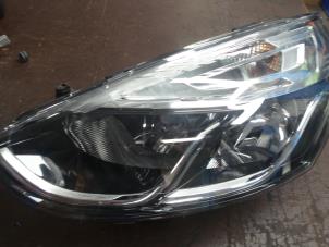 Used Headlight, left Renault Clio IV (5R) 1.2 16V Price € 70,00 Margin scheme offered by Autodemontage van de Laar