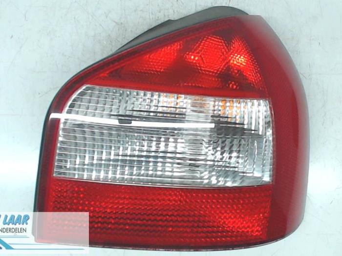 Luz trasera derecha de un Audi A3 (8L1) 1.6 2003