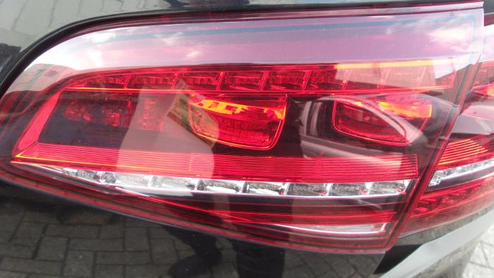 Luz trasera derecha de un Volkswagen Golf VII (AUA) 1.4 GTE 16V 2015