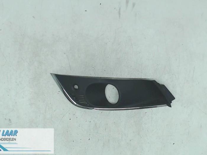 Pieza de parachoques izquierda delante de un Renault Megane IV Estate (RFBK) 1.5 Energy dCi 115 2018