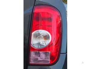 Gebrauchte Rücklicht rechts Dacia Duster (HS) 1.5 dCi Preis € 40,00 Margenregelung angeboten von Autodemontage van de Laar
