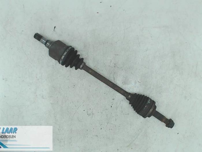Front drive shaft, left from a Toyota Yaris (P1) 1.3 16V VVT-i 2001