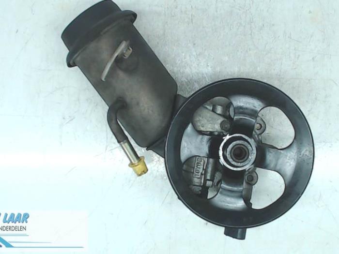 Power steering pump from a Toyota Yaris (P1) 1.3 16V VVT-i 2001