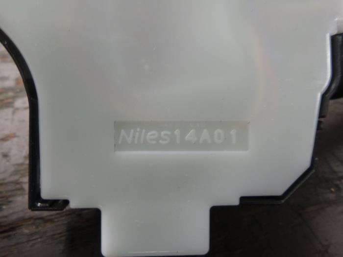 Interruptor combinado columna de dirección de un Nissan Juke (F15) 1.2 DIG-T 16V 2015