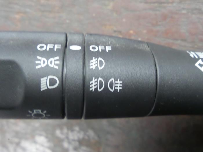 Interruptor combinado columna de dirección de un Nissan Juke (F15) 1.2 DIG-T 16V 2015
