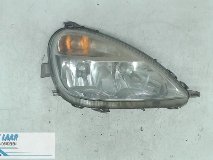 Używane Reflektor prawy Mercedes A (W168) 1.7 A-160 CDI 16V Cena € 40,00 Procedura marży oferowane przez Autodemontage van de Laar