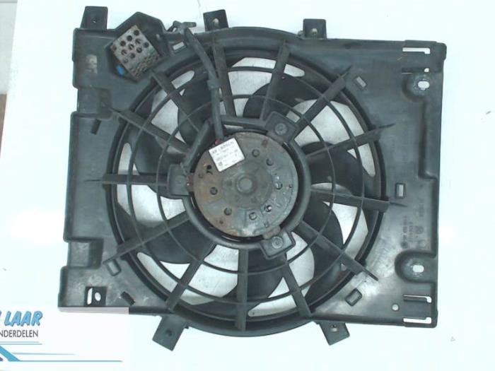 Ventilateur moteur d'un Opel Astra H SW (L35) 1.7 CDTi 16V 2005