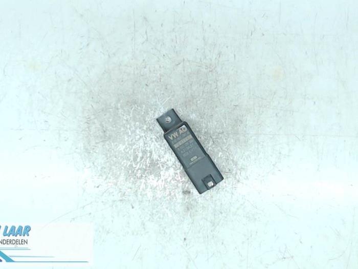 Glow plug relay Volkswagen Caddy III 1.6 TDI 16V 038907281D