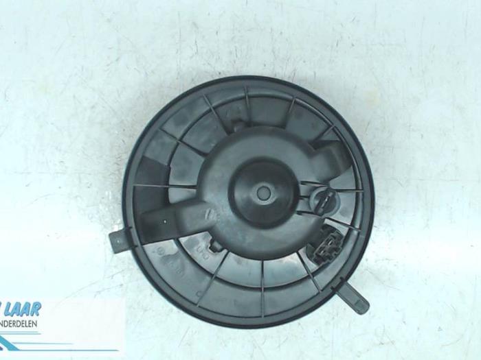 Heating and ventilation fan motor from a Volkswagen Caddy III (2KA,2KH,2CA,2CH) 1.6 TDI 16V 2012