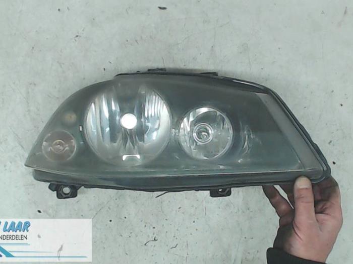 Headlight, right from a Seat Ibiza III (6L1) 1.4 16V 75 2002