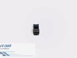 Usados Interruptor de freno de mano Ford Focus C-Max 1.6 TDCi 16V Precio € 25,00 Norma de margen ofrecido por Autodemontage van de Laar