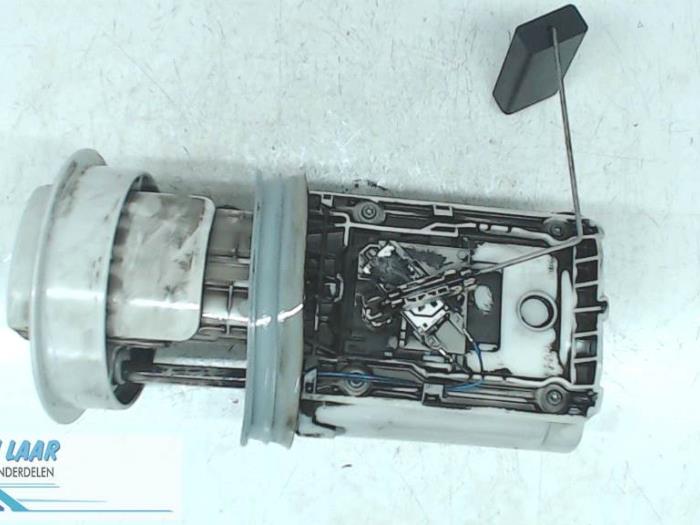 Electric fuel pump from a Volkswagen Polo IV (9N1/2/3) 1.4 TDI 70 2006