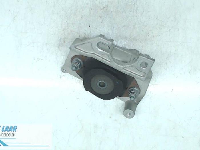 Used Engine mount Dacia Duster (HS) 1.5 dCi 4x4 Price € 25,00 Margin scheme offered by Autodemontage van de Laar
