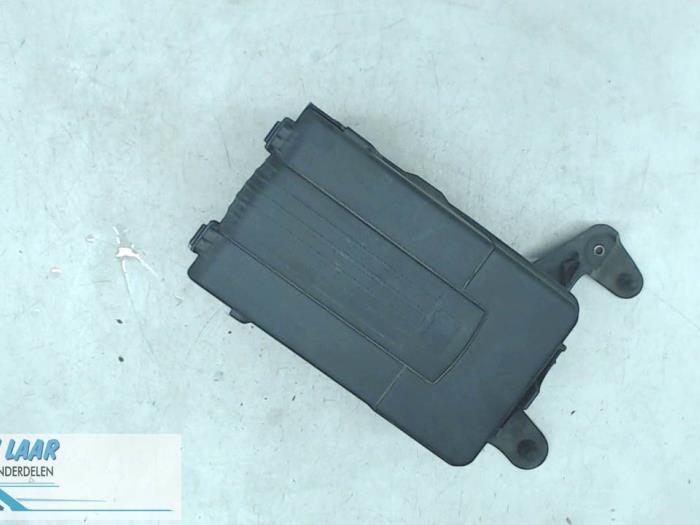Battery box from a Volkswagen Passat Variant (3C5) 1.6 2010