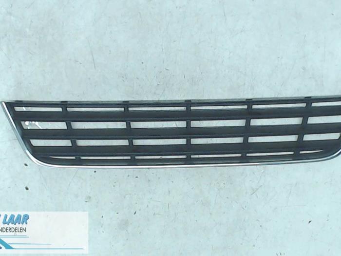 Bumper grille from a Volkswagen Passat Variant (3C5) 1.6 2010