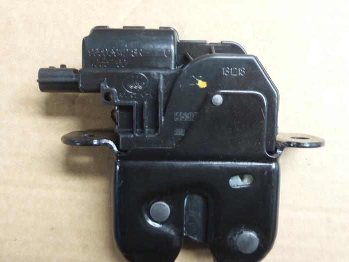 Tailgate lock mechanism from a Renault Clio IV (5R) 1.2 16V 2018