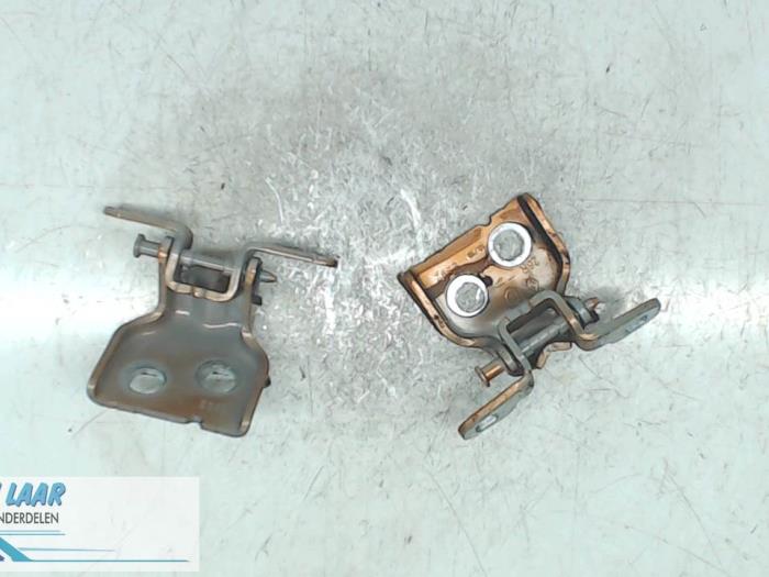 Front door hinge, right from a Dacia Duster (SR) 1.6 16V 2019