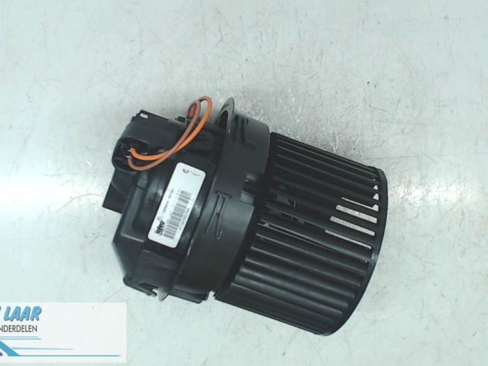 Heating and ventilation fan motor from a Renault Clio IV (5R) 1.2 16V 2018