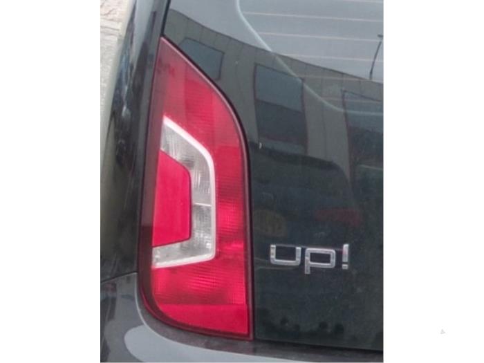 Feu arrière gauche d'un Volkswagen Up! (121) 1.0 12V 60 2014