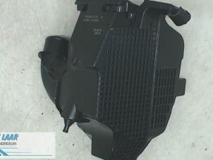 Usados Cuerpo de filtro de aire Dacia Duster (SR) 1.6 16V Precio de solicitud ofrecido por Autodemontage van de Laar