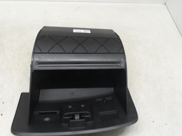 Begagnade Handskfack Renault Clio IV (5R) 0.9 Energy TCE 90 12V Pris € 50,00 Marginaltabell erbjuds av Autodemontage van de Laar