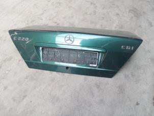 Usados Cubierta de maletero Mercedes C (W202) 2.2 C-220 CDI 16V Precio € 120,00 Norma de margen ofrecido por Autodemontage van de Laar