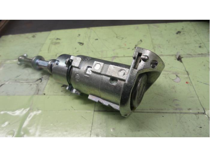 Used Engine management computer Renault Captur I (2R) 1.5 Energy dCi 90 FAP Price on request offered by Autodemontage van de Laar