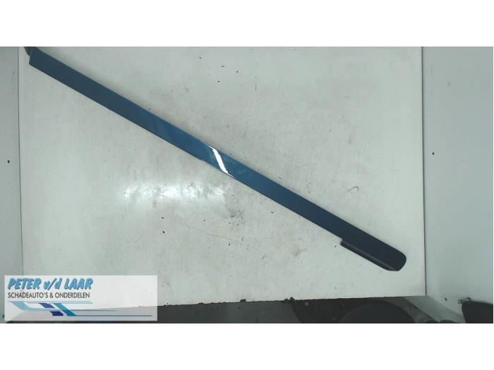 Skena, skjutdörr, vänster från en Renault Trafic (1FL/2FL/3FL/4FL) 1.6 dCi 90 2018