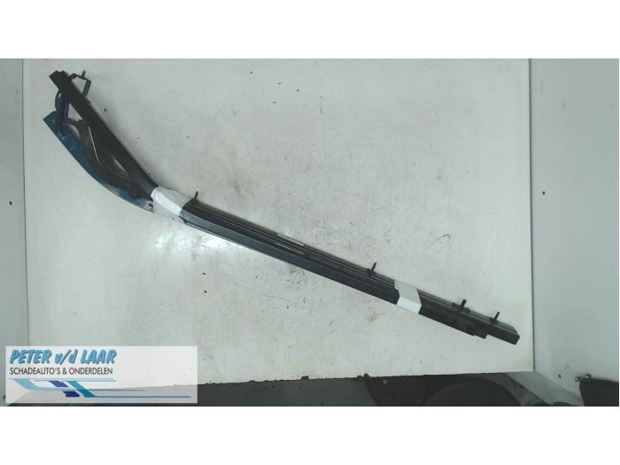 Skena, skjutdörr, vänster från en Renault Trafic (1FL/2FL/3FL/4FL) 1.6 dCi 90 2018