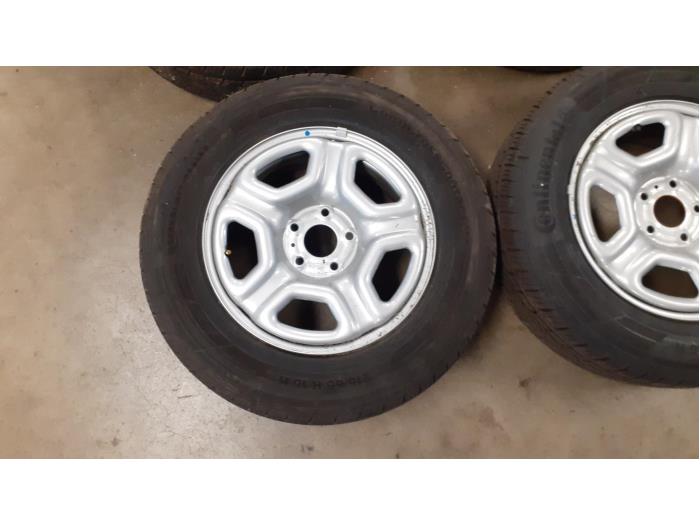 Felgen Set + Reifen van een Dacia Duster (SR) 1.6 16V 2019