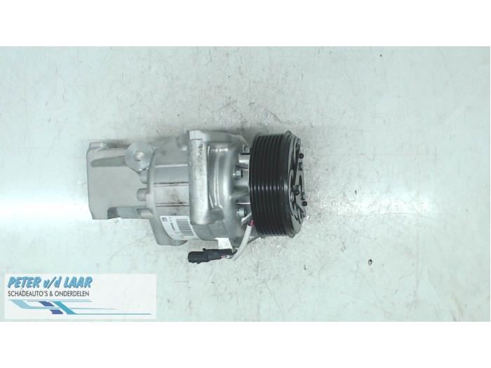Air conditioning pump from a Dacia Duster (SR) 1.6 16V 2019