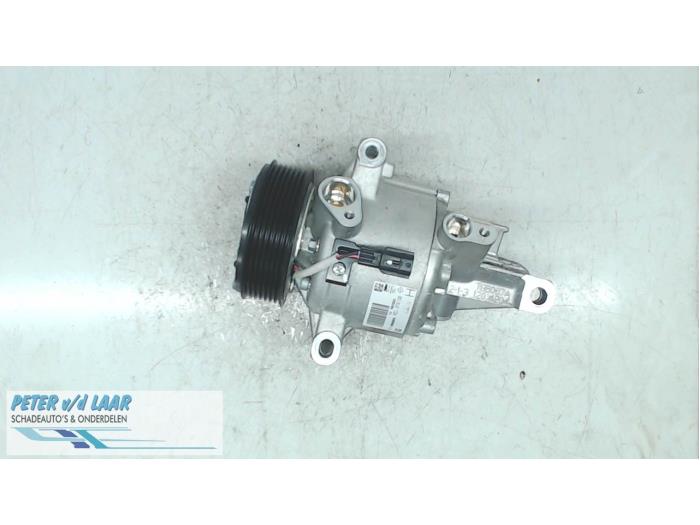 Air conditioning pump from a Dacia Duster (SR) 1.6 16V 2019