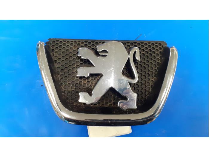 Emblem from a Peugeot 206 CC (2D) 1.6 16V 2003