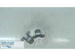 Used Tailgate hinge Dacia Duster (SR) 1.5 Blue dCi 115 Price on request offered by Autodemontage van de Laar